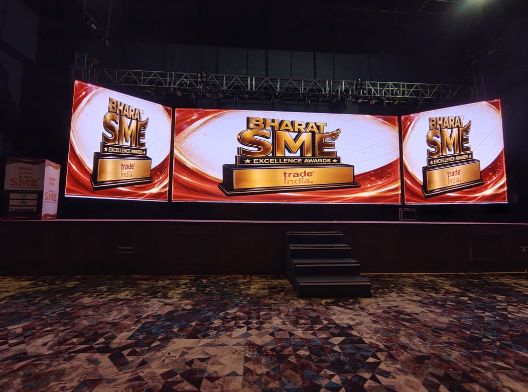3-Panel Curved LED Screen